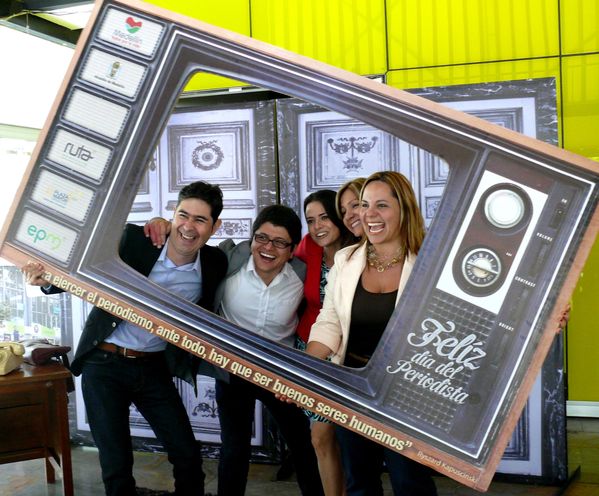 Celebración día del periodista
Celebración día del periodista
Fecha: Febrero 9 de 2015. Lugar: Caja de madera, Plaza mayor
Para descargar esta fotografía en alta resolución, haga clic sobre la imagen hasta que la misma se despliegue en la pantalla completa; luego dé clic derecho y elija la opción "guardar imagen como". 
En caso de publicación por cualquier medio, solicitamos acompañarla del crédito: "Foto EPM"
Palabras clave: Celebración día periodista