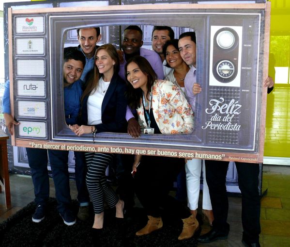 Celebración día del periodista
Celebración día del periodista
Fecha: Febrero 9 de 2015. Lugar: Caja de madera, Plaza mayor
Para descargar esta fotografía en alta resolución, haga clic sobre la imagen hasta que la misma se despliegue en la pantalla completa; luego dé clic derecho y elija la opción "guardar imagen como". 
En caso de publicación por cualquier medio, solicitamos acompañarla del crédito: "Foto EPM"
Palabras clave: Celebración día periodista