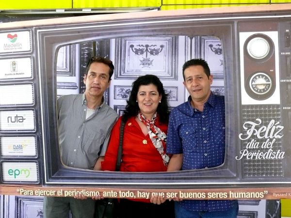 Celebración día del periodista
Celebración día del periodista
Fecha: Febrero 9 de 2015. Lugar: Caja de madera, Plaza mayor
Para descargar esta fotografía en alta resolución, haga clic sobre la imagen hasta que la misma se despliegue en la pantalla completa; luego dé clic derecho y elija la opción "guardar imagen como". 
En caso de publicación por cualquier medio, solicitamos acompañarla del crédito: "Foto EPM"
Palabras clave: Celebración día periodista
