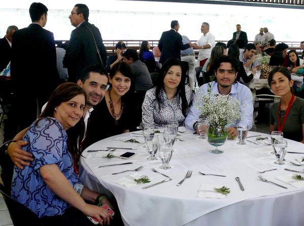 Celebración día del periodista
Celebración día del periodista
Fecha: Febrero 9 de 2015. Lugar: Caja de madera, Plaza mayor
Para descargar esta fotografía en alta resolución, haga clic sobre la imagen hasta que la misma se despliegue en la pantalla completa; luego dé clic derecho y elija la opción "guardar imagen como". 
En caso de publicación por cualquier medio, solicitamos acompañarla del crédito: "Foto EPM"
Palabras clave: Celebración día periodista