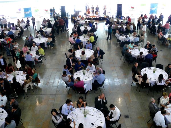 Celebración día del periodista
Celebración día del periodista
Fecha: Febrero 9 de 2015. Lugar: Caja de madera, Plaza mayor
Para descargar esta fotografía en alta resolución, haga clic sobre la imagen hasta que la misma se despliegue en la pantalla completa; luego dé clic derecho y elija la opción "guardar imagen como". 
En caso de publicación por cualquier medio, solicitamos acompañarla del crédito: "Foto EPM"
Palabras clave: Celebración día periodista