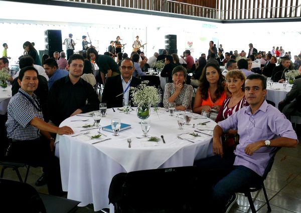 Celebración día del periodista
Celebración día del periodista
Fecha: Febrero 9 de 2015. Lugar: Caja de madera, Plaza mayor
Para descargar esta fotografía en alta resolución, haga clic sobre la imagen hasta que la misma se despliegue en la pantalla completa; luego dé clic derecho y elija la opción "guardar imagen como". 
En caso de publicación por cualquier medio, solicitamos acompañarla del crédito: "Foto EPM"
Palabras clave: Celebración día periodista
