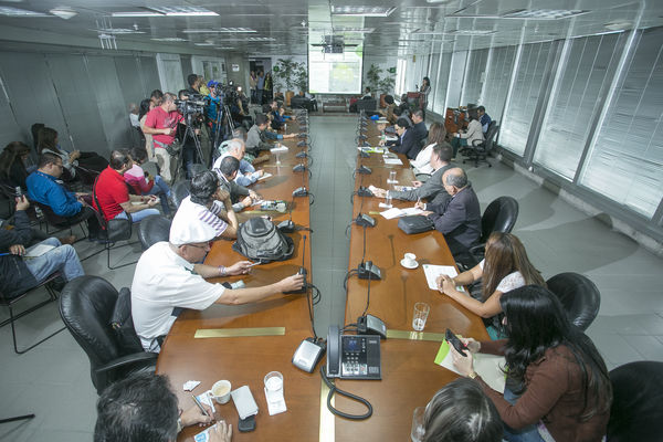 Rueda de prensa, proyecto centro parrilla
Rueda de prensa, proyecto centro parrilla
Fecha: Febrero 13 de 2015
Para descargar esta fotografía en alta resolución, haga clic sobre la imagen hasta que la misma se despliegue en la pantalla completa; luego dé clic derecho y elija la opción "guardar imagen como". 
En caso de publicación por cualquier medio, solicitamos acompañarla del crédito: "Foto EPM"

Palabras clave: Rueda prensa proyecto centro parrilla