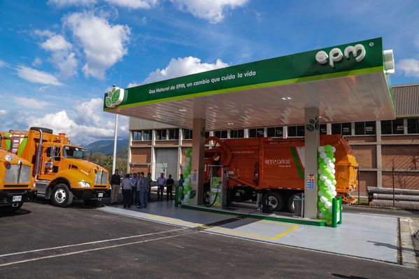 Presentación oficial de la nueva flota vehicular de Emvarias
Presentación oficial de la nueva flota vehicular de Emvarias
Fecha: Febrero 13 de 2015
Para descargar esta fotografía en alta resolución, haga clic sobre la imagen hasta que la misma se despliegue en la pantalla completa; luego dé clic derecho y elija la opción "guardar imagen como". 
En caso de publicación por cualquier medio, solicitamos acompañarla del crédito: "Foto EPM"
Palabras clave: Presentación oficial nueva flota vehicular Emvarias
