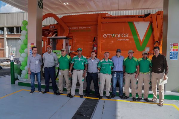 Presentación oficial de la nueva flota vehicular de Emvarias
Presentación oficial de la nueva flota vehicular de Emvarias
Fecha: Febrero 13 de 2015
Para descargar esta fotografía en alta resolución, haga clic sobre la imagen hasta que la misma se despliegue en la pantalla completa; luego dé clic derecho y elija la opción "guardar imagen como". 
En caso de publicación por cualquier medio, solicitamos acompañarla del crédito: "Foto EPM"
Palabras clave: Presentación oficial nueva flota vehicular Emvarias
