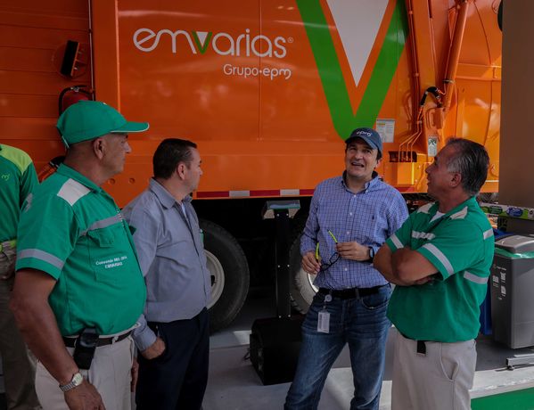 Presentación oficial de la nueva flota vehicular de Emvarias
Presentación oficial de la nueva flota vehicular de Emvarias
Fecha: Febrero 13 de 2015
Para descargar esta fotografía en alta resolución, haga clic sobre la imagen hasta que la misma se despliegue en la pantalla completa; luego dé clic derecho y elija la opción "guardar imagen como". 
En caso de publicación por cualquier medio, solicitamos acompañarla del crédito: "Foto EPM"
Palabras clave: Presentación oficial nueva flota vehicular Emvarias