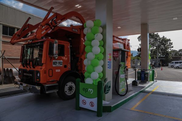 Inauguración de la estación de servicio de GNV – Tasajera
Inauguración de la estación de servicio de GNV – Tasajera
Fecha: Febrero 13 de 2015
Para descargar esta fotografía en alta resolución, haga clic sobre la imagen hasta que la misma se despliegue en la pantalla completa; luego dé clic derecho y elija la opción "guardar imagen como". 
En caso de publicación por cualquier medio, solicitamos acompañarla del crédito: "Foto EPM"
Palabras clave: Inauguración estación servicio GNV Tasajera