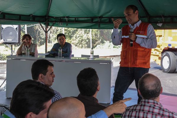 Inauguración de la estación de servicio de GNV – Tasajera
Inauguración de la estación de servicio de GNV – Tasajera
Fecha: Febrero 13 de 2015
Para descargar esta fotografía en alta resolución, haga clic sobre la imagen hasta que la misma se despliegue en la pantalla completa; luego dé clic derecho y elija la opción "guardar imagen como". 
En caso de publicación por cualquier medio, solicitamos acompañarla del crédito: "Foto EPM"
Palabras clave: Inauguración estación servicio GNV Tasajera