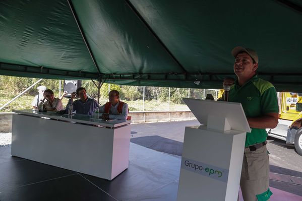Inauguración de la estación de servicio de GNV – Tasajera
Inauguración de la estación de servicio de GNV – Tasajera
Fecha: Febrero 13 de 2015
Para descargar esta fotografía en alta resolución, haga clic sobre la imagen hasta que la misma se despliegue en la pantalla completa; luego dé clic derecho y elija la opción "guardar imagen como". 
En caso de publicación por cualquier medio, solicitamos acompañarla del crédito: "Foto EPM"
Palabras clave: Inauguración estación servicio GNV Tasajera