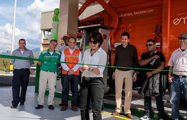 Inauguración de la estación de servicio de GNV – Tasajera
Inauguración de la estación de servicio de GNV – Tasajera
Fecha: Febrero 13 de 2015
Para descargar esta fotografía en alta resolución, haga clic sobre la imagen hasta que la misma se despliegue en la pantalla completa; luego dé clic derecho y elija la opción "guardar imagen como". 
En caso de publicación por cualquier medio, solicitamos acompañarla del crédito: "Foto EPM"
Palabras clave: Inauguración estación servicio GNV Tasajera