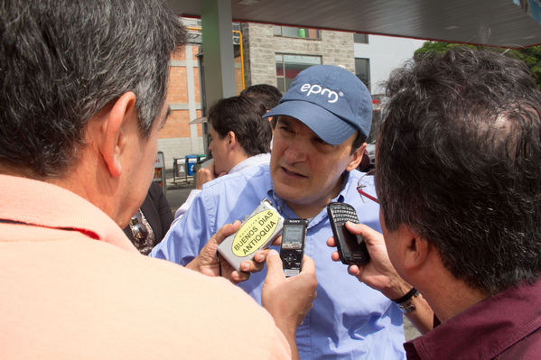 Inauguración de la décima estación de servicio de GNV
Inauguración de la décima estación de servicio de GNV
Fecha: Febrero 14 de 2014
Para descargar esta fotografía en alta resolución, haga clic sobre la imagen hasta que la misma se despliegue en la pantalla completa; luego dé clic derecho y elija la opción "guardar imagen como". 
En caso de publicación por cualquier medio, solicitamos acompañarla del crédito: "Foto EPM"

Palabras clave: Inauguración décima estación servicio de GNV