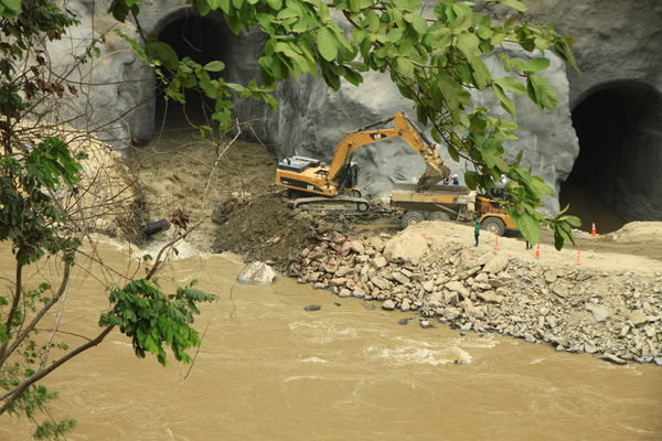 Desviación del río Cauca. Proyecto hidroeléctrico Ituango
Desviación del río Cauca. Proyecto hidroeléctrico Ituango
Fecha: Febrero 17 de 2014
Para descargar esta fotografía en alta resolución, haga clic sobre la imagen hasta que la misma se despliegue en la pantalla completa; luego dé clic derecho y elija la opción "guardar imagen como". 
En caso de publicación por cualquier medio, solicitamos acompañarla del crédito: "Foto EPM"

Palabras clave: Desviación río Cauca Proyecto hidroeléctrico Ituango