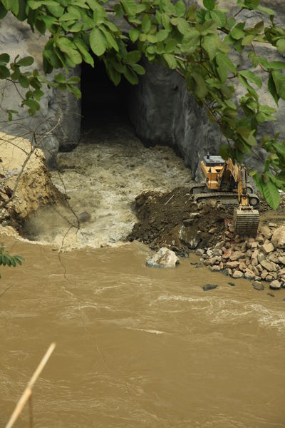 Desviación del río Cauca. Proyecto hidroeléctrico Ituango
Desviación del río Cauca. Proyecto hidroeléctrico Ituango
Fecha: Febrero 17 de 2014
Para descargar esta fotografía en alta resolución, haga clic sobre la imagen hasta que la misma se despliegue en la pantalla completa; luego dé clic derecho y elija la opción "guardar imagen como". 
En caso de publicación por cualquier medio, solicitamos acompañarla del crédito: "Foto EPM"

Palabras clave: Desviación río Cauca Proyecto hidroeléctrico Ituango