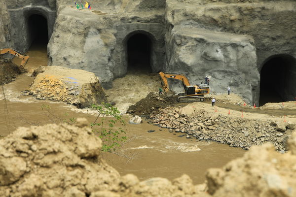 Desviación del río Cauca. Proyecto hidroeléctrico Ituango
Desviación del río Cauca. Proyecto hidroeléctrico Ituango
Fecha: Febrero 17 de 2014
Para descargar esta fotografía en alta resolución, haga clic sobre la imagen hasta que la misma se despliegue en la pantalla completa; luego dé clic derecho y elija la opción "guardar imagen como". 
En caso de publicación por cualquier medio, solicitamos acompañarla del crédito: "Foto EPM"

Palabras clave: Desviación río Cauca Proyecto hidroeléctrico Ituango