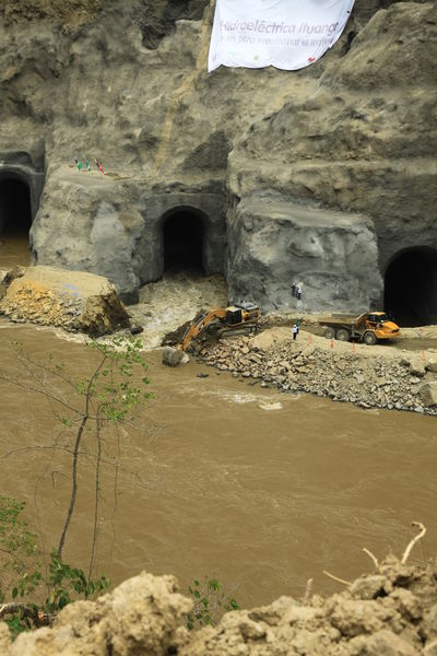 Desviación del río Cauca. Proyecto hidroeléctrico Ituango
Desviación del río Cauca. Proyecto hidroeléctrico Ituango
Fecha: Febrero 17 de 2014
Para descargar esta fotografía en alta resolución, haga clic sobre la imagen hasta que la misma se despliegue en la pantalla completa; luego dé clic derecho y elija la opción "guardar imagen como". 
En caso de publicación por cualquier medio, solicitamos acompañarla del crédito: "Foto EPM"

Palabras clave: Desviación río Cauca Proyecto hidroeléctrico Ituango