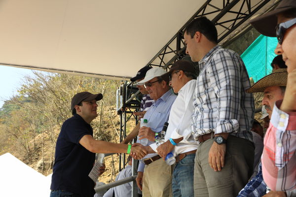 Desviación del río Cauca. Proyecto hidroeléctrico Ituango
Desviación del río Cauca. Proyecto hidroeléctrico Ituango
Fecha: Febrero 17 de 2014
Para descargar esta fotografía en alta resolución, haga clic sobre la imagen hasta que la misma se despliegue en la pantalla completa; luego dé clic derecho y elija la opción "guardar imagen como". 
En caso de publicación por cualquier medio, solicitamos acompañarla del crédito: "Foto EPM"

Palabras clave: Desviación río Cauca Proyecto hidroeléctrico Ituango