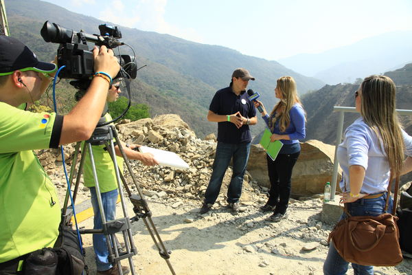 Desviación del río Cauca. Proyecto hidroeléctrico Ituango
Desviación del río Cauca. Proyecto hidroeléctrico Ituango
Fecha: Febrero 17 de 2014
Para descargar esta fotografía en alta resolución, haga clic sobre la imagen hasta que la misma se despliegue en la pantalla completa; luego dé clic derecho y elija la opción "guardar imagen como". 
En caso de publicación por cualquier medio, solicitamos acompañarla del crédito: "Foto EPM"

Palabras clave: Desviación río Cauca Proyecto hidroeléctrico Ituango