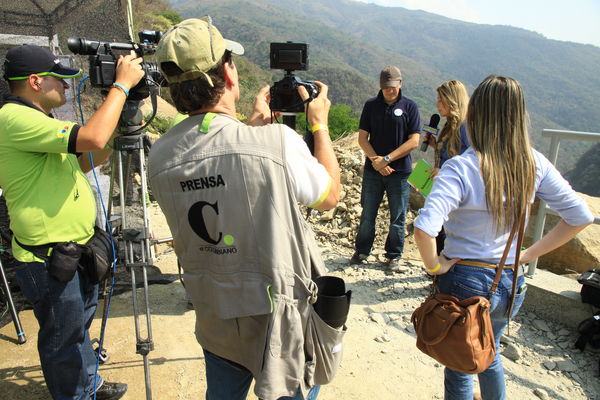 Desviación del río Cauca. Proyecto hidroeléctrico Ituango
Desviación del río Cauca. Proyecto hidroeléctrico Ituango
Fecha: Febrero 17 de 2014
Para descargar esta fotografía en alta resolución, haga clic sobre la imagen hasta que la misma se despliegue en la pantalla completa; luego dé clic derecho y elija la opción "guardar imagen como". 
En caso de publicación por cualquier medio, solicitamos acompañarla del crédito: "Foto EPM"

Palabras clave: Desviación río Cauca Proyecto hidroeléctrico Ituango
