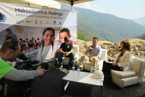 Desviación del río Cauca. Proyecto hidroeléctrico Ituango
Desviación del río Cauca. Proyecto hidroeléctrico Ituango
Fecha: Febrero 17 de 2014
Para descargar esta fotografía en alta resolución, haga clic sobre la imagen hasta que la misma se despliegue en la pantalla completa; luego dé clic derecho y elija la opción "guardar imagen como". 
En caso de publicación por cualquier medio, solicitamos acompañarla del crédito: "Foto EPM"

Palabras clave: Desviación río Cauca Proyecto hidroeléctrico Ituango