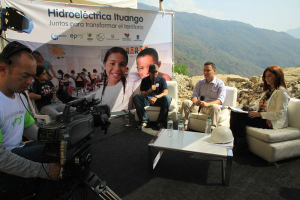 Desviación del río Cauca. Proyecto hidroeléctrico Ituango
Desviación del río Cauca. Proyecto hidroeléctrico Ituango
Fecha: Febrero 17 de 2014
Para descargar esta fotografía en alta resolución, haga clic sobre la imagen hasta que la misma se despliegue en la pantalla completa; luego dé clic derecho y elija la opción "guardar imagen como". 
En caso de publicación por cualquier medio, solicitamos acompañarla del crédito: "Foto EPM"

Palabras clave: Desviación río Cauca Proyecto hidroeléctrico Ituango