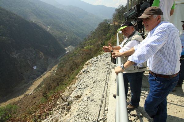 Desviación del río Cauca. Proyecto hidroeléctrico Ituango
Desviación del río Cauca. Proyecto hidroeléctrico Ituango
Fecha: Febrero 17 de 2014
Para descargar esta fotografía en alta resolución, haga clic sobre la imagen hasta que la misma se despliegue en la pantalla completa; luego dé clic derecho y elija la opción "guardar imagen como". 
En caso de publicación por cualquier medio, solicitamos acompañarla del crédito: "Foto EPM"

Palabras clave: Desviación río Cauca Proyecto hidroeléctrico Ituango