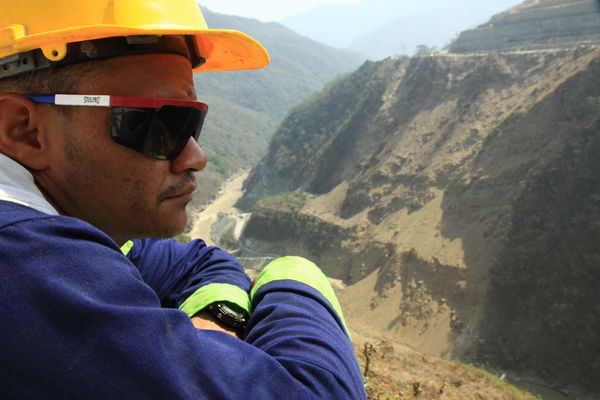 Desviación del río Cauca. Proyecto hidroeléctrico Ituango
Desviación del río Cauca. Proyecto hidroeléctrico Ituango
Fecha: Febrero 17 de 2014
Para descargar esta fotografía en alta resolución, haga clic sobre la imagen hasta que la misma se despliegue en la pantalla completa; luego dé clic derecho y elija la opción "guardar imagen como". 
En caso de publicación por cualquier medio, solicitamos acompañarla del crédito: "Foto EPM"

Palabras clave: Desviación río Cauca Proyecto hidroeléctrico Ituango