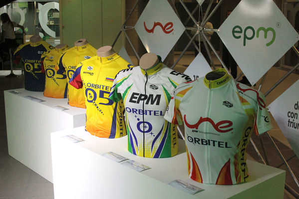 Presentación equipo ciclismo EPM- UNE
Presentación equipo ciclismo EPM- UNE
Fecha: Febrero 18 de 2013
Para descargar esta fotografía en alta resolución, haga clic sobre la imagen hasta que la misma se despliegue en la pantalla completa; luego dé clic derecho y elija la opción "guardar imagen como". 
En caso de publicación por cualquier medio, solicitamos acompañarla del crédito: "Cortesía EPM".
Palabras clave: Presentación equipo ciclismo EPM UNE