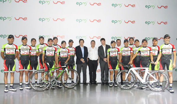 Presentación equipo ciclismo EPM- UNE
Presentación equipo ciclismo EPM- UNE
Fecha: Febrero 18 de 2013
Para descargar esta fotografía en alta resolución, haga clic sobre la imagen hasta que la misma se despliegue en la pantalla completa; luego dé clic derecho y elija la opción "guardar imagen como". 
En caso de publicación por cualquier medio, solicitamos acompañarla del crédito: "Cortesía EPM".
Palabras clave: Presentación equipo ciclismo EPM UNE