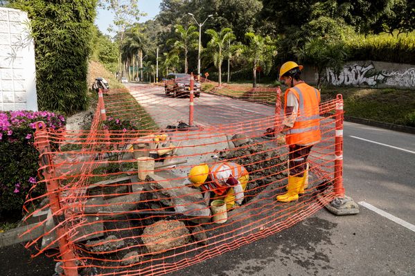 Atención de daño de acueducto en el Poblado
Atención de daño de acueducto en el Poblado
Fecha: Febrero 20 de 2015
Para descargar esta fotografía en alta resolución, haga clic sobre la imagen hasta que la misma se despliegue en la pantalla completa; luego dé clic derecho y elija la opción "guardar imagen como". 
En caso de publicación por cualquier medio, solicitamos acompañarla del crédito: "Foto EPM"
Palabras clave: Atención daño acueducto Poblado