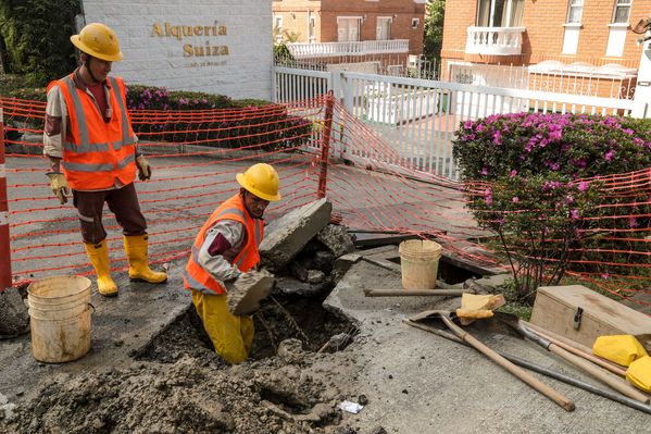 Atención de daño de acueducto en el Poblado
Atención de daño de acueducto en el Poblado
Fecha: Febrero 20 de 2015
Para descargar esta fotografía en alta resolución, haga clic sobre la imagen hasta que la misma se despliegue en la pantalla completa; luego dé clic derecho y elija la opción "guardar imagen como". 
En caso de publicación por cualquier medio, solicitamos acompañarla del crédito: "Foto EPM"
Palabras clave: Atención daño acueducto Poblado
