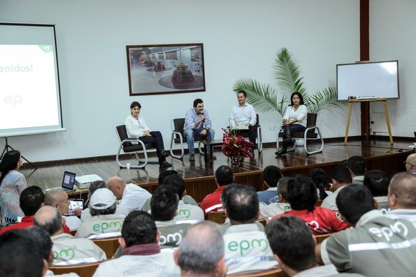 Presentación de proyectos
Presentación de proyectos
Fecha: Febrero 23 de 2015. Lugar: El peñol, campamento farallones
Para descargar esta fotografía en alta resolución, haga clic sobre la imagen hasta que la misma se despliegue en la pantalla completa; luego dé clic derecho y elija la opción "guardar imagen como". 
En caso de publicación por cualquier medio, solicitamos acompañarla del crédito: "Foto EPM"
Palabras clave: Presentación proyectos