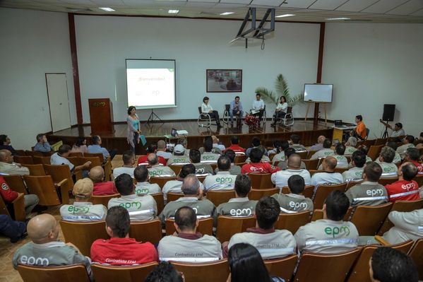 Presentación de proyectos
Presentación de proyectos
Fecha: Febrero 23 de 2015. Lugar: El peñol, campamento farallones
Para descargar esta fotografía en alta resolución, haga clic sobre la imagen hasta que la misma se despliegue en la pantalla completa; luego dé clic derecho y elija la opción "guardar imagen como". 
En caso de publicación por cualquier medio, solicitamos acompañarla del crédito: "Foto EPM"
Palabras clave: Presentación proyectos