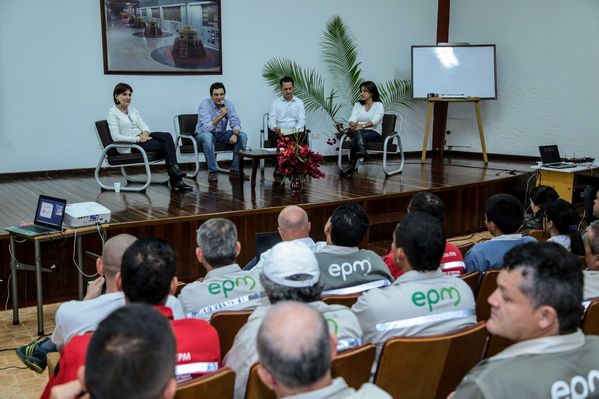 Presentación de proyectos
Presentación de proyectos
Fecha: Febrero 23 de 2015. Lugar: El peñol, campamento farallones
Para descargar esta fotografía en alta resolución, haga clic sobre la imagen hasta que la misma se despliegue en la pantalla completa; luego dé clic derecho y elija la opción "guardar imagen como". 
En caso de publicación por cualquier medio, solicitamos acompañarla del crédito: "Foto EPM"
Palabras clave: Presentación proyectos