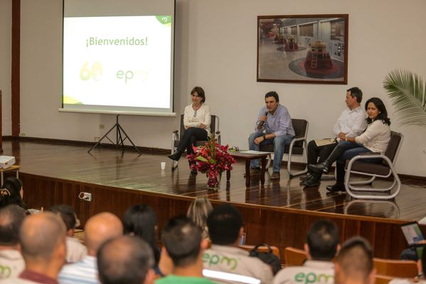 Presentación de proyectos
Presentación de proyectos
Fecha: Febrero 23 de 2015. Lugar: El peñol, campamento farallones
Para descargar esta fotografía en alta resolución, haga clic sobre la imagen hasta que la misma se despliegue en la pantalla completa; luego dé clic derecho y elija la opción "guardar imagen como". 
En caso de publicación por cualquier medio, solicitamos acompañarla del crédito: "Foto EPM"
Palabras clave: Presentación proyectos
