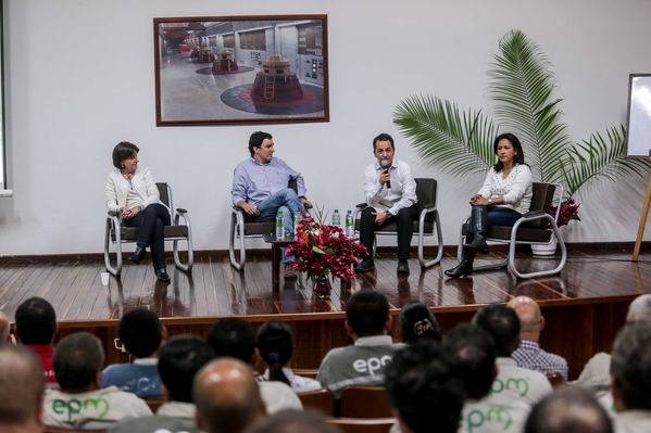 Presentación de proyectos
Presentación de proyectos
Fecha: Febrero 23 de 2015. Lugar: El peñol, campamento farallones
Para descargar esta fotografía en alta resolución, haga clic sobre la imagen hasta que la misma se despliegue en la pantalla completa; luego dé clic derecho y elija la opción "guardar imagen como". 
En caso de publicación por cualquier medio, solicitamos acompañarla del crédito: "Foto EPM"
Palabras clave: Presentación proyectos