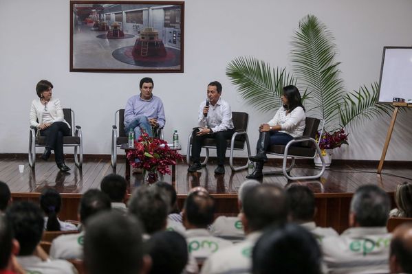 Presentación de proyectos
Presentación de proyectos
Fecha: Febrero 23 de 2015. Lugar: El peñol, campamento farallones
Para descargar esta fotografía en alta resolución, haga clic sobre la imagen hasta que la misma se despliegue en la pantalla completa; luego dé clic derecho y elija la opción "guardar imagen como". 
En caso de publicación por cualquier medio, solicitamos acompañarla del crédito: "Foto EPM"
Palabras clave: Presentación proyectos