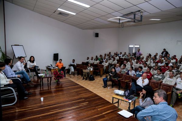 Presentación de proyectos
Presentación de proyectos
Fecha: Febrero 23 de 2015. Lugar: El peñol, campamento farallones
Para descargar esta fotografía en alta resolución, haga clic sobre la imagen hasta que la misma se despliegue en la pantalla completa; luego dé clic derecho y elija la opción "guardar imagen como". 
En caso de publicación por cualquier medio, solicitamos acompañarla del crédito: "Foto EPM"
Palabras clave: Presentación proyectos