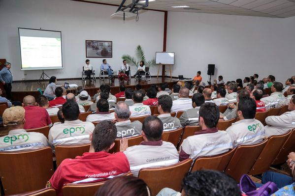 Presentación de proyectos
Presentación de proyectos
Fecha: Febrero 23 de 2015. Lugar: El peñol, campamento farallones
Para descargar esta fotografía en alta resolución, haga clic sobre la imagen hasta que la misma se despliegue en la pantalla completa; luego dé clic derecho y elija la opción "guardar imagen como". 
En caso de publicación por cualquier medio, solicitamos acompañarla del crédito: "Foto EPM"
Palabras clave: Presentación proyectos