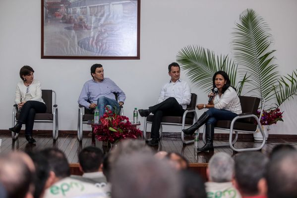 Presentación de proyectos
Presentación de proyectos
Fecha: Febrero 23 de 2015. Lugar: El peñol, campamento farallones
Para descargar esta fotografía en alta resolución, haga clic sobre la imagen hasta que la misma se despliegue en la pantalla completa; luego dé clic derecho y elija la opción "guardar imagen como". 
En caso de publicación por cualquier medio, solicitamos acompañarla del crédito: "Foto EPM"
Palabras clave: Presentación proyectos
