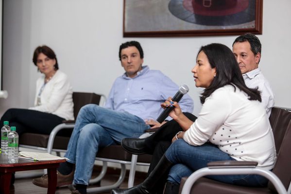 Presentación de proyectos
Presentación de proyectos
Fecha: Febrero 23 de 2015. Lugar: El peñol, campamento farallones
Para descargar esta fotografía en alta resolución, haga clic sobre la imagen hasta que la misma se despliegue en la pantalla completa; luego dé clic derecho y elija la opción "guardar imagen como". 
En caso de publicación por cualquier medio, solicitamos acompañarla del crédito: "Foto EPM"
Palabras clave: Presentación proyectos