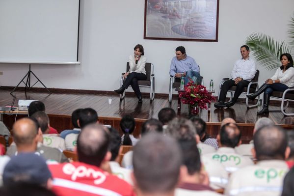 Presentación de proyectos
Presentación de proyectos
Fecha: Febrero 23 de 2015. Lugar: El peñol, campamento farallones
Para descargar esta fotografía en alta resolución, haga clic sobre la imagen hasta que la misma se despliegue en la pantalla completa; luego dé clic derecho y elija la opción "guardar imagen como". 
En caso de publicación por cualquier medio, solicitamos acompañarla del crédito: "Foto EPM"
Palabras clave: Presentación proyectos