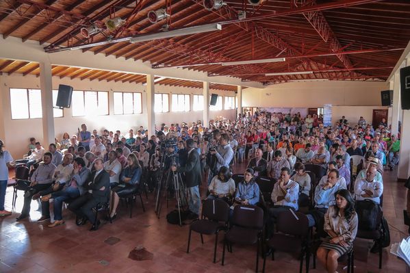 Presentación de proyectos
Presentación de proyectos
Fecha: Febrero 23 de 2015. Lugar: El peñol, campamento farallones
Para descargar esta fotografía en alta resolución, haga clic sobre la imagen hasta que la misma se despliegue en la pantalla completa; luego dé clic derecho y elija la opción "guardar imagen como". 
En caso de publicación por cualquier medio, solicitamos acompañarla del crédito: "Foto EPM"
Palabras clave: Presentación proyectos