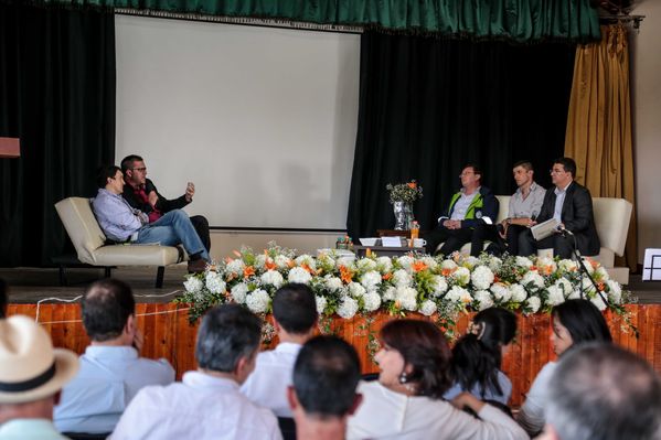 Presentación de proyectos
Presentación de proyectos
Fecha: Febrero 23 de 2015. Lugar: El peñol, campamento farallones
Para descargar esta fotografía en alta resolución, haga clic sobre la imagen hasta que la misma se despliegue en la pantalla completa; luego dé clic derecho y elija la opción "guardar imagen como". 
En caso de publicación por cualquier medio, solicitamos acompañarla del crédito: "Foto EPM"
Palabras clave: Presentación proyectos