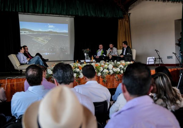 Presentación de proyectos
Presentación de proyectos
Fecha: Febrero 23 de 2015. Lugar: El peñol, campamento farallones
Para descargar esta fotografía en alta resolución, haga clic sobre la imagen hasta que la misma se despliegue en la pantalla completa; luego dé clic derecho y elija la opción "guardar imagen como". 
En caso de publicación por cualquier medio, solicitamos acompañarla del crédito: "Foto EPM"
Palabras clave: Presentación proyectos