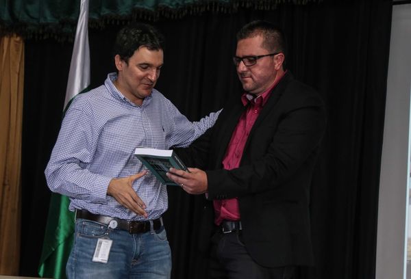 Presentación de proyectos
Presentación de proyectos
Fecha: Febrero 23 de 2015. Lugar: El peñol, campamento farallones
Para descargar esta fotografía en alta resolución, haga clic sobre la imagen hasta que la misma se despliegue en la pantalla completa; luego dé clic derecho y elija la opción "guardar imagen como". 
En caso de publicación por cualquier medio, solicitamos acompañarla del crédito: "Foto EPM"
Palabras clave: Presentación proyectos