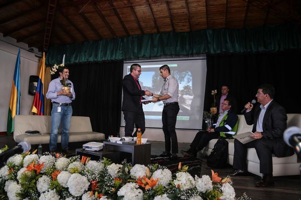 Presentación de proyectos
Presentación de proyectos
Fecha: Febrero 23 de 2015. Lugar: El peñol, campamento farallones
Para descargar esta fotografía en alta resolución, haga clic sobre la imagen hasta que la misma se despliegue en la pantalla completa; luego dé clic derecho y elija la opción "guardar imagen como". 
En caso de publicación por cualquier medio, solicitamos acompañarla del crédito: "Foto EPM"
Palabras clave: Presentación proyectos