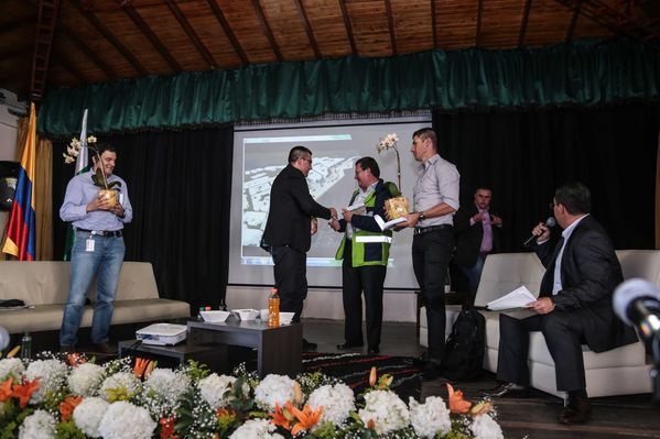 Presentación de proyectos
Presentación de proyectos
Fecha: Febrero 23 de 2015. Lugar: El peñol, campamento farallones
Para descargar esta fotografía en alta resolución, haga clic sobre la imagen hasta que la misma se despliegue en la pantalla completa; luego dé clic derecho y elija la opción "guardar imagen como". 
En caso de publicación por cualquier medio, solicitamos acompañarla del crédito: "Foto EPM"
Palabras clave: Presentación proyectos