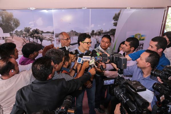 Presentación de proyectos
Presentación de proyectos
Fecha: Febrero 23 de 2015. Lugar: El peñol, campamento farallones
Para descargar esta fotografía en alta resolución, haga clic sobre la imagen hasta que la misma se despliegue en la pantalla completa; luego dé clic derecho y elija la opción "guardar imagen como". 
En caso de publicación por cualquier medio, solicitamos acompañarla del crédito: "Foto EPM"
Palabras clave: Presentación proyectos