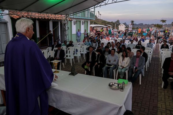 Presentación de proyectos
Presentación de proyectos
Fecha: Febrero 23 de 2015. Lugar: El peñol, campamento farallones
Para descargar esta fotografía en alta resolución, haga clic sobre la imagen hasta que la misma se despliegue en la pantalla completa; luego dé clic derecho y elija la opción "guardar imagen como". 
En caso de publicación por cualquier medio, solicitamos acompañarla del crédito: "Foto EPM"
Palabras clave: Presentación proyectos