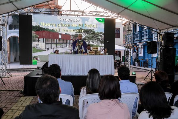 Presentación de proyectos
Presentación de proyectos
Fecha: Febrero 23 de 2015. Lugar: El peñol, campamento farallones
Para descargar esta fotografía en alta resolución, haga clic sobre la imagen hasta que la misma se despliegue en la pantalla completa; luego dé clic derecho y elija la opción "guardar imagen como". 
En caso de publicación por cualquier medio, solicitamos acompañarla del crédito: "Foto EPM"
Palabras clave: Presentación proyectos